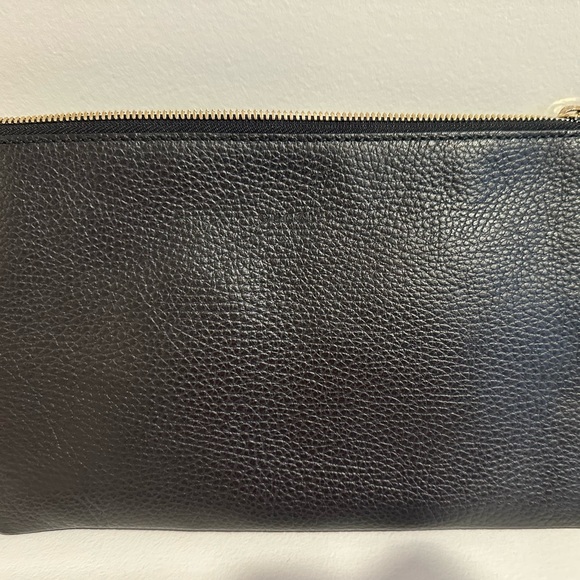 Gucci bag only used one time. Great conditions no scratches. - Picture 2 of 5